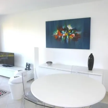 F2 Climatisé Piscine Proche Appartement