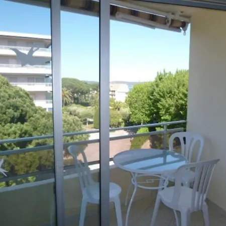F2 Climatisé Piscine Proche Cavalaire-sur-Mer